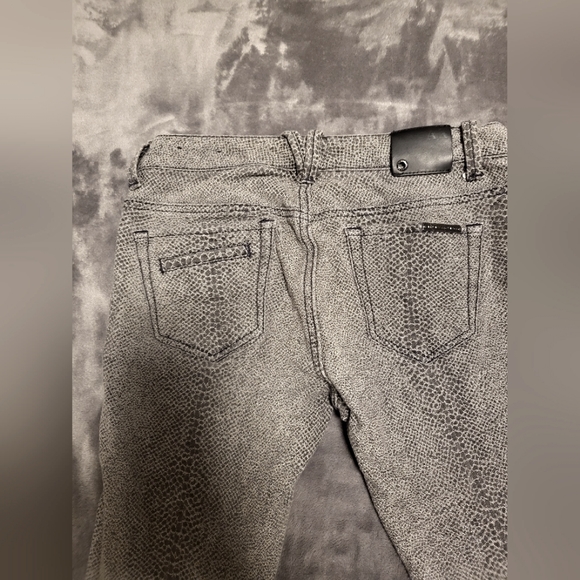 Beautiful snake type jeans - Picture 2 of 5